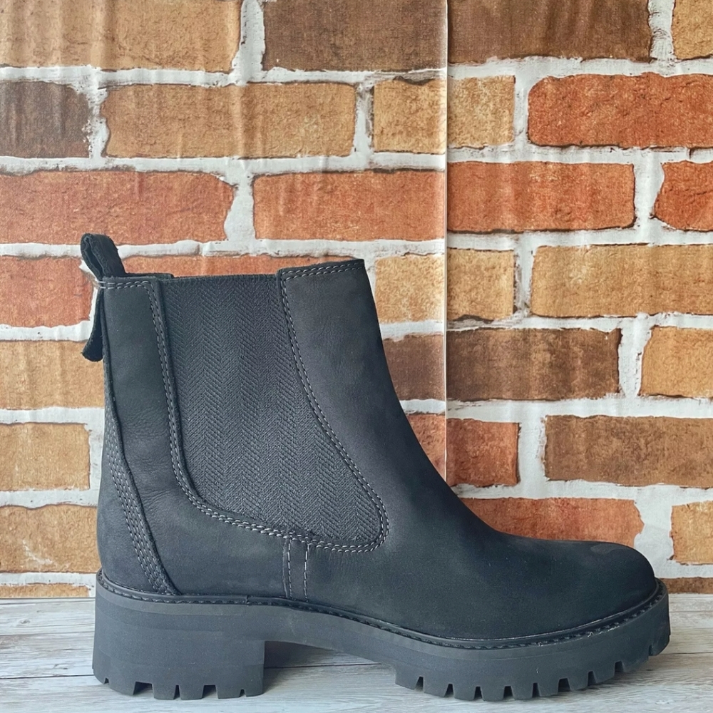 TIMBERLAND WOMEN'S COURMAYEUR VALLEY CHELSEA BLACK NUBUCK BOOT. - Picture 2 of 5
